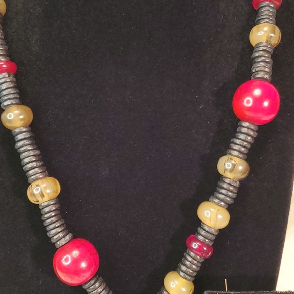 ⛩️ASIAN INSPIRED RED & BLACK BEAD w/CARVED AMBER FLOWER PENDANT & EARRINGS⛩️ - Picture 3 of 5